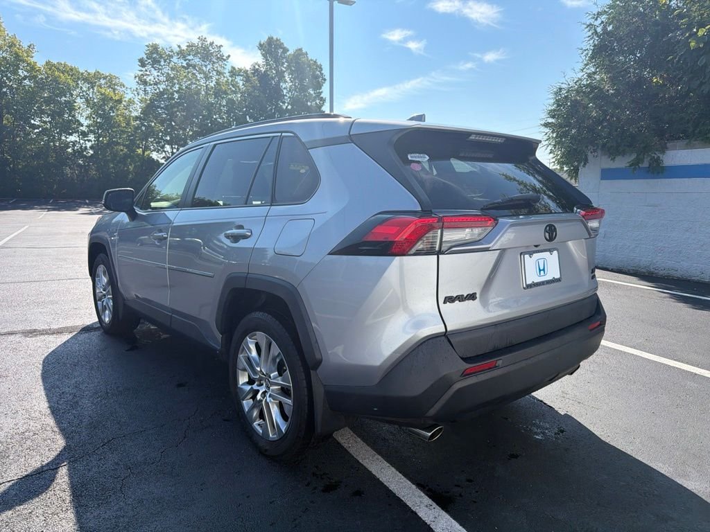 Used 2019 Silver Sky Metallic Toyota XLE Premium image 3