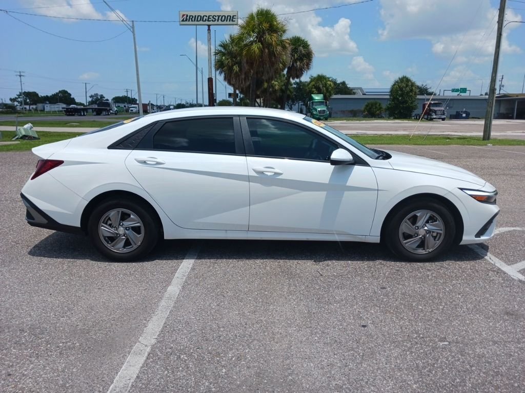 Used 2025 White Hyundai SE image 2