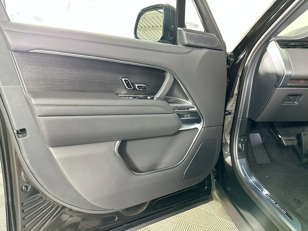 New 2026 Santorini Black Land Rover SE image 22