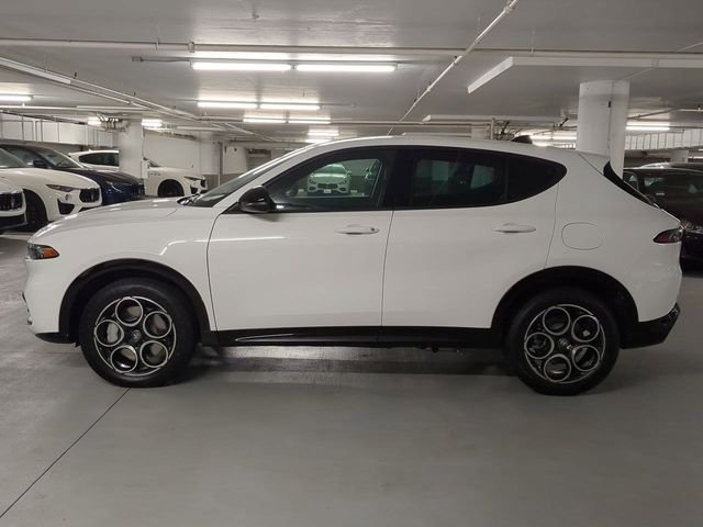 New 2025 Milano White Exterior Paint Alfa Romeo Base image 4