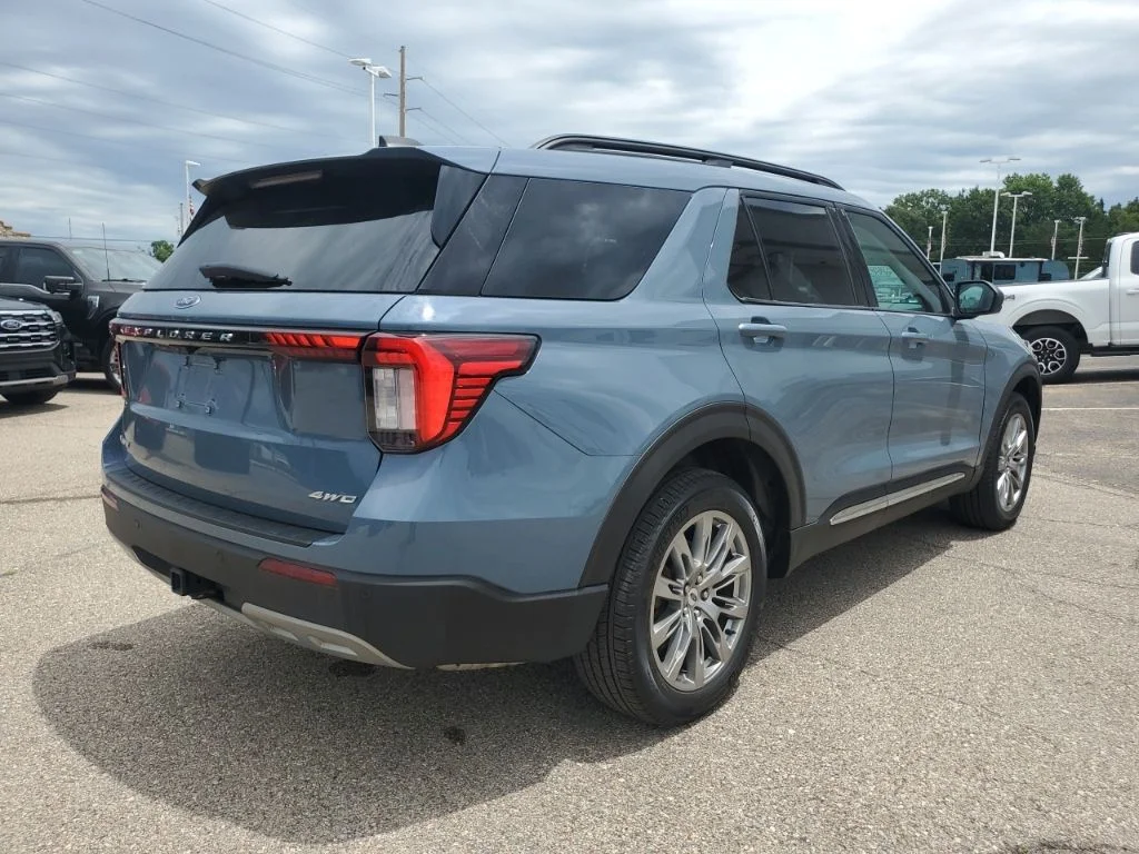 Used 2025 Vapor Blue Ford Active image 5