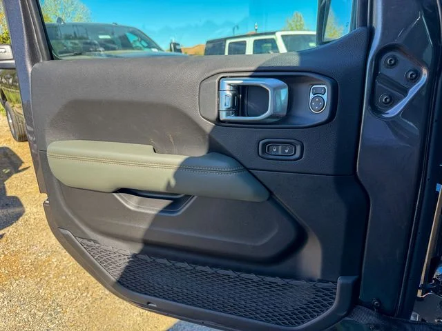 New 2026 Granite Crystal Metallic Clear-Coat Exterior Paint Jeep Mojave X image 16
