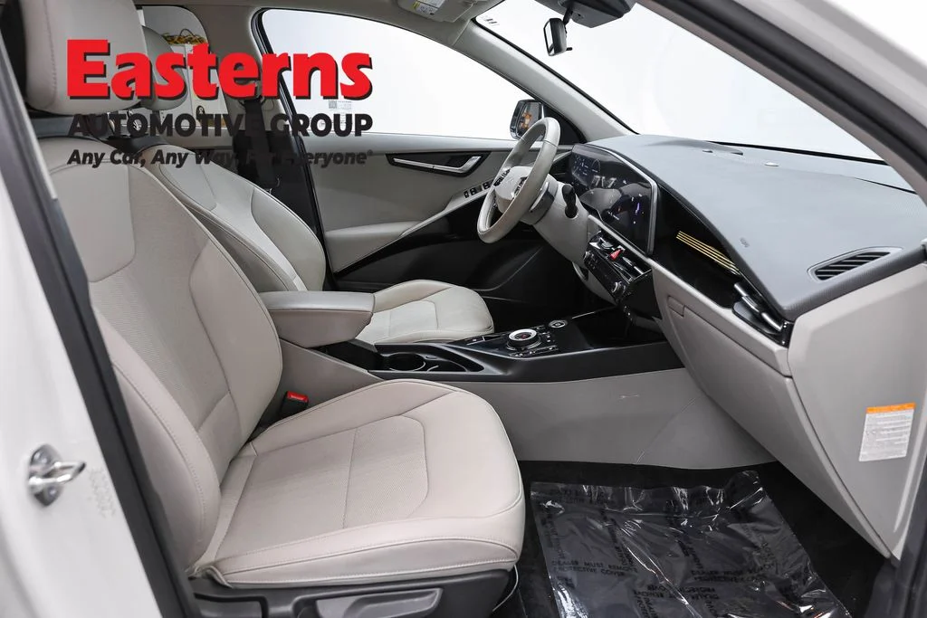 Used 2023 White Kia Wind image 24