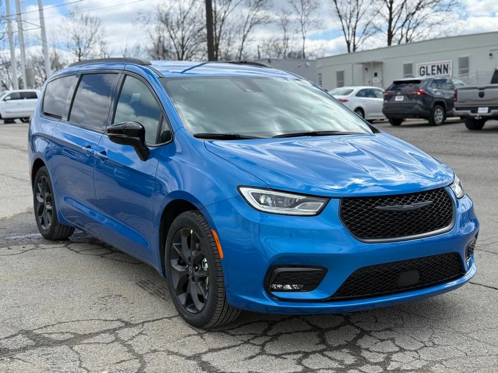 New 2026 Hydro Blue Pearl-Coat Exterior Paint Chrysler Select image 4