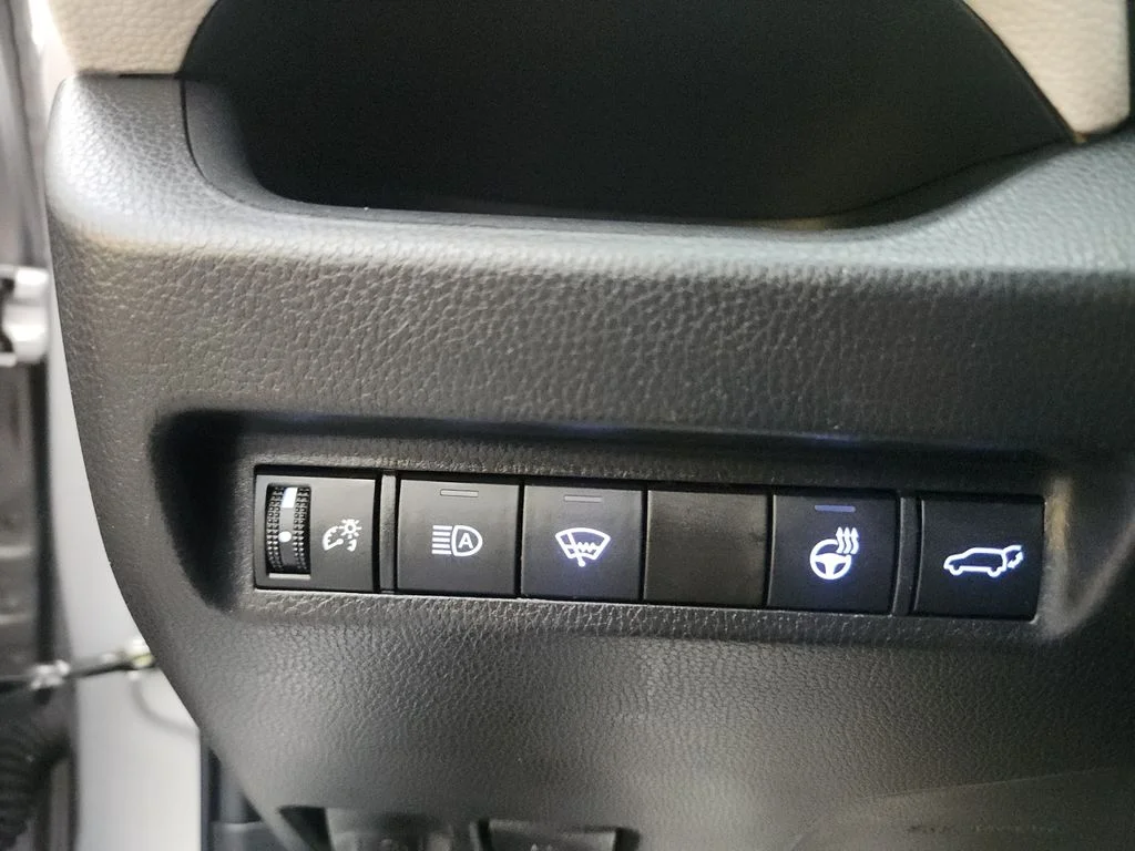 Used 2022 Silver Toyota XLE image 25