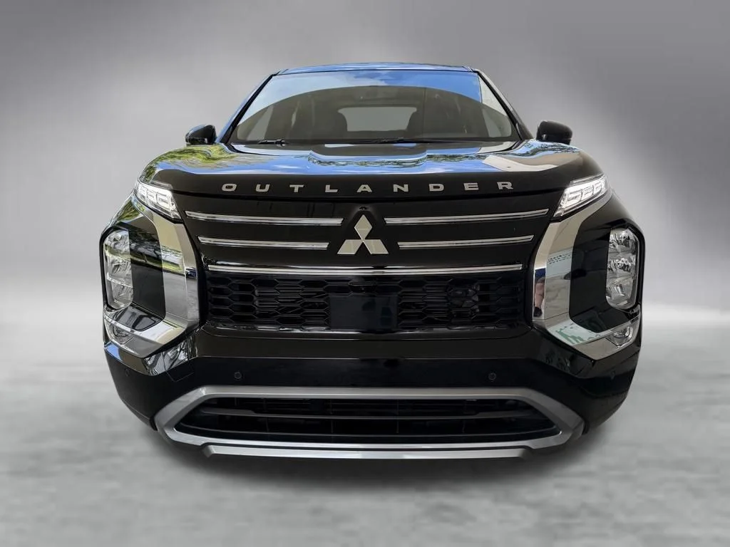 Used 2025 Black Mitsubishi SE image 13