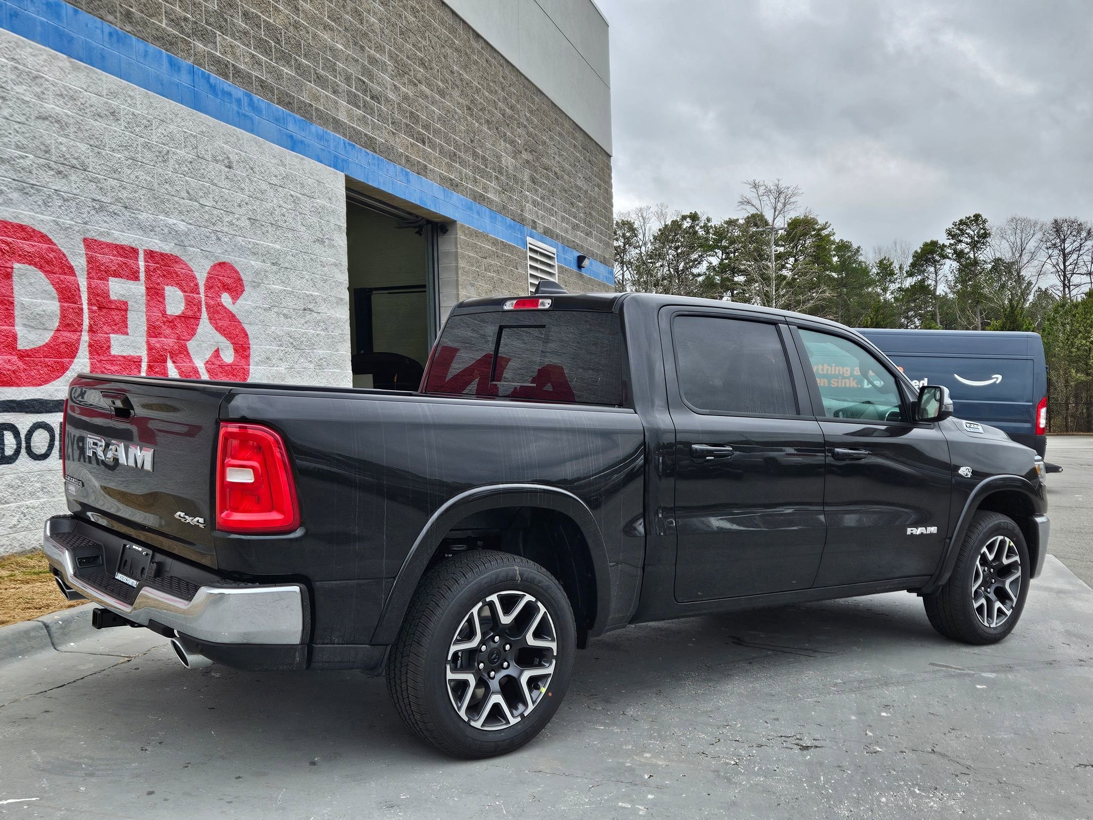 New 2026 Diamond Black Crystal Pearl-Coat Exterior Paint RAM Laramie image 7
