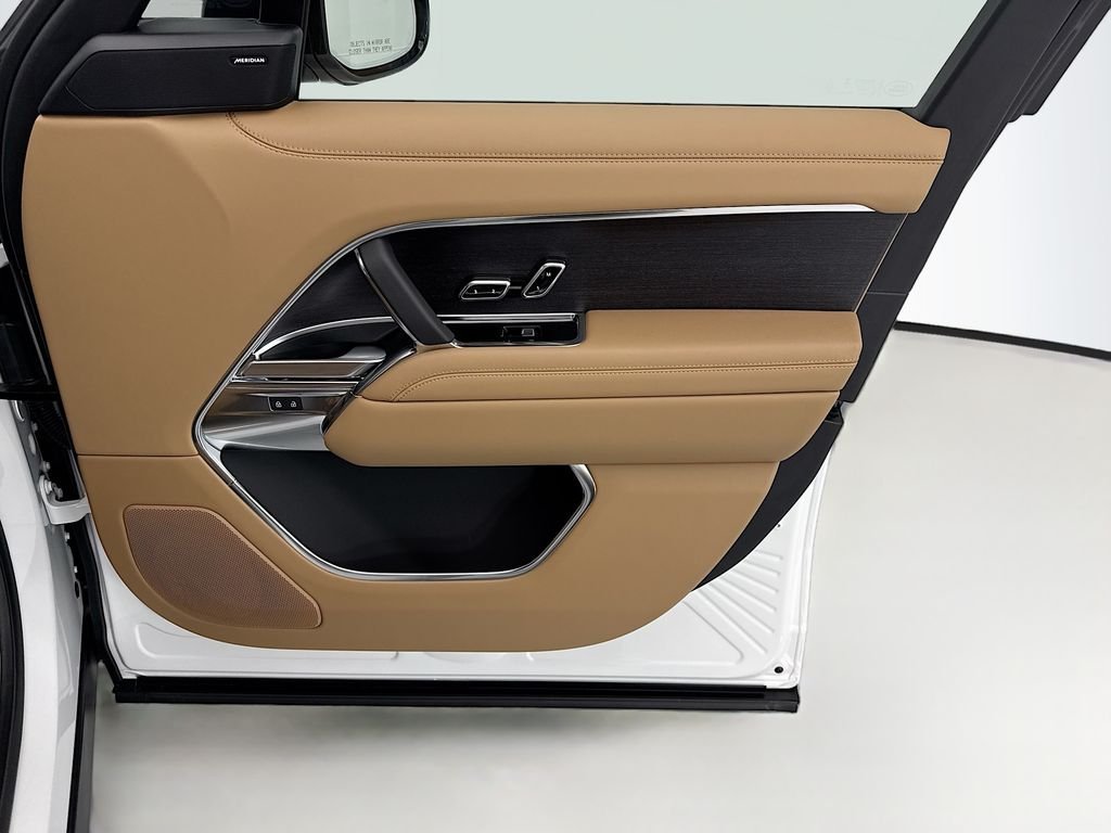 New 2026 Fuji White LAND ROVER SE 7 Seats image 24