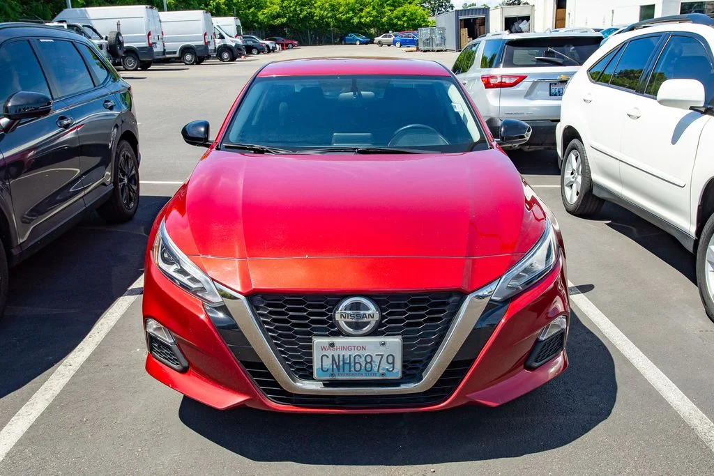 Used 2019 Scarlet Nissan 2.5 SR image 2
