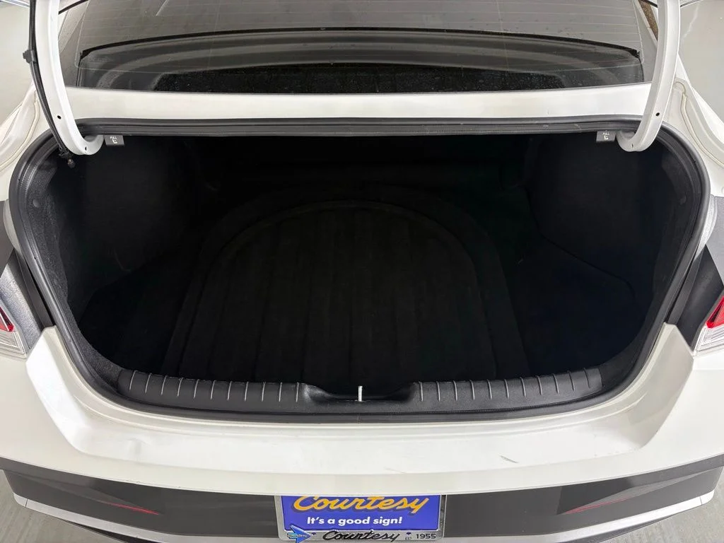 Used 2024 White Hyundai SEL image 18