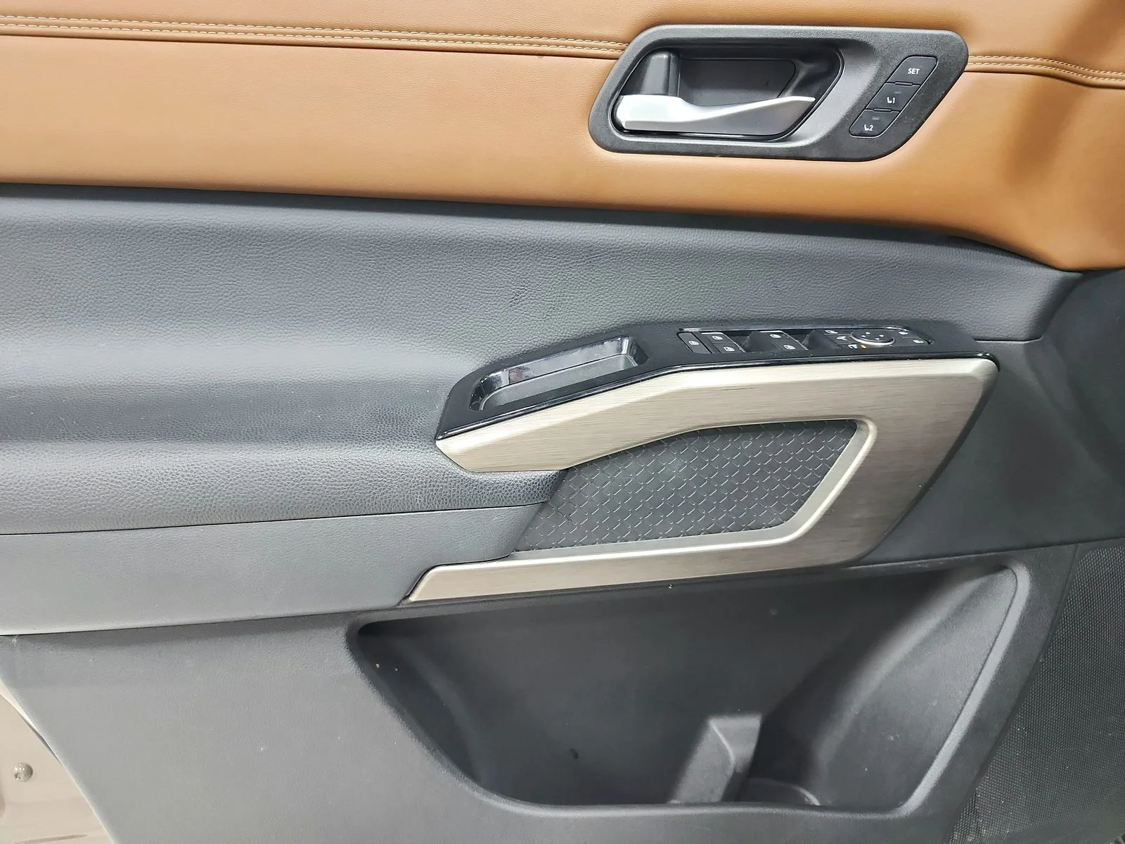 Used 2023  Nissan Platinum image 35
