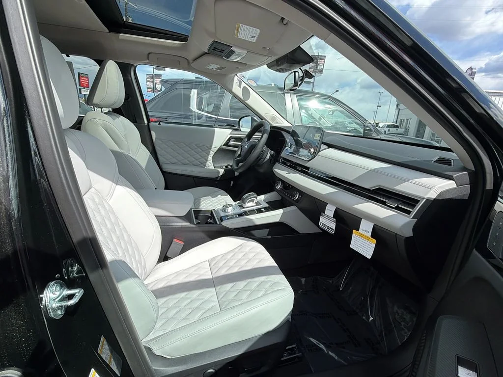 New 2025 Black Diamond Mitsubishi SEL image 18