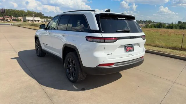 New 2027 Bright White Clear-Coat Paint Jeep Laredo Altitude image 7