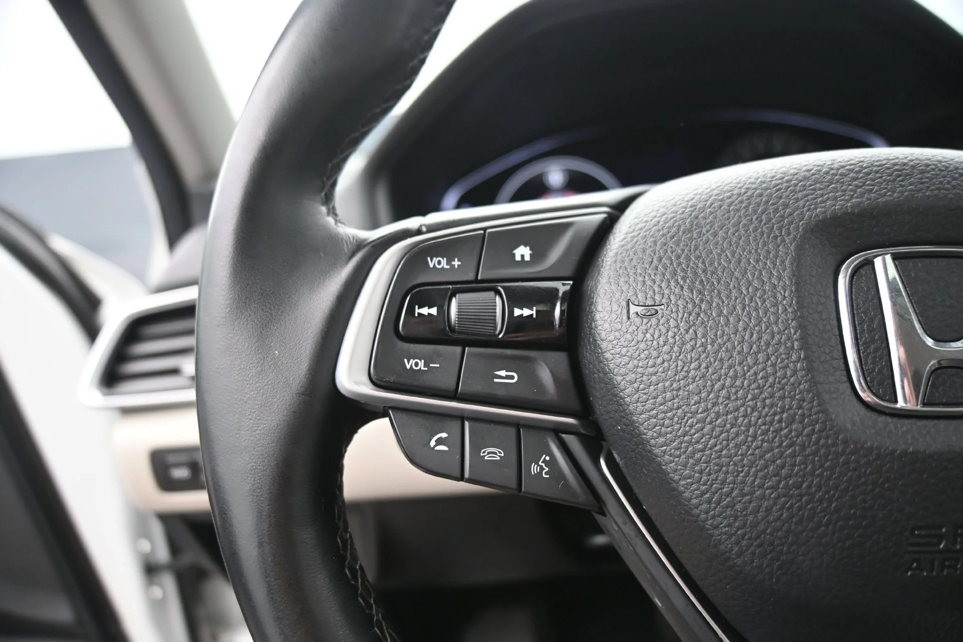 Used 2019 White Honda Touring 2.0T Auto image 27