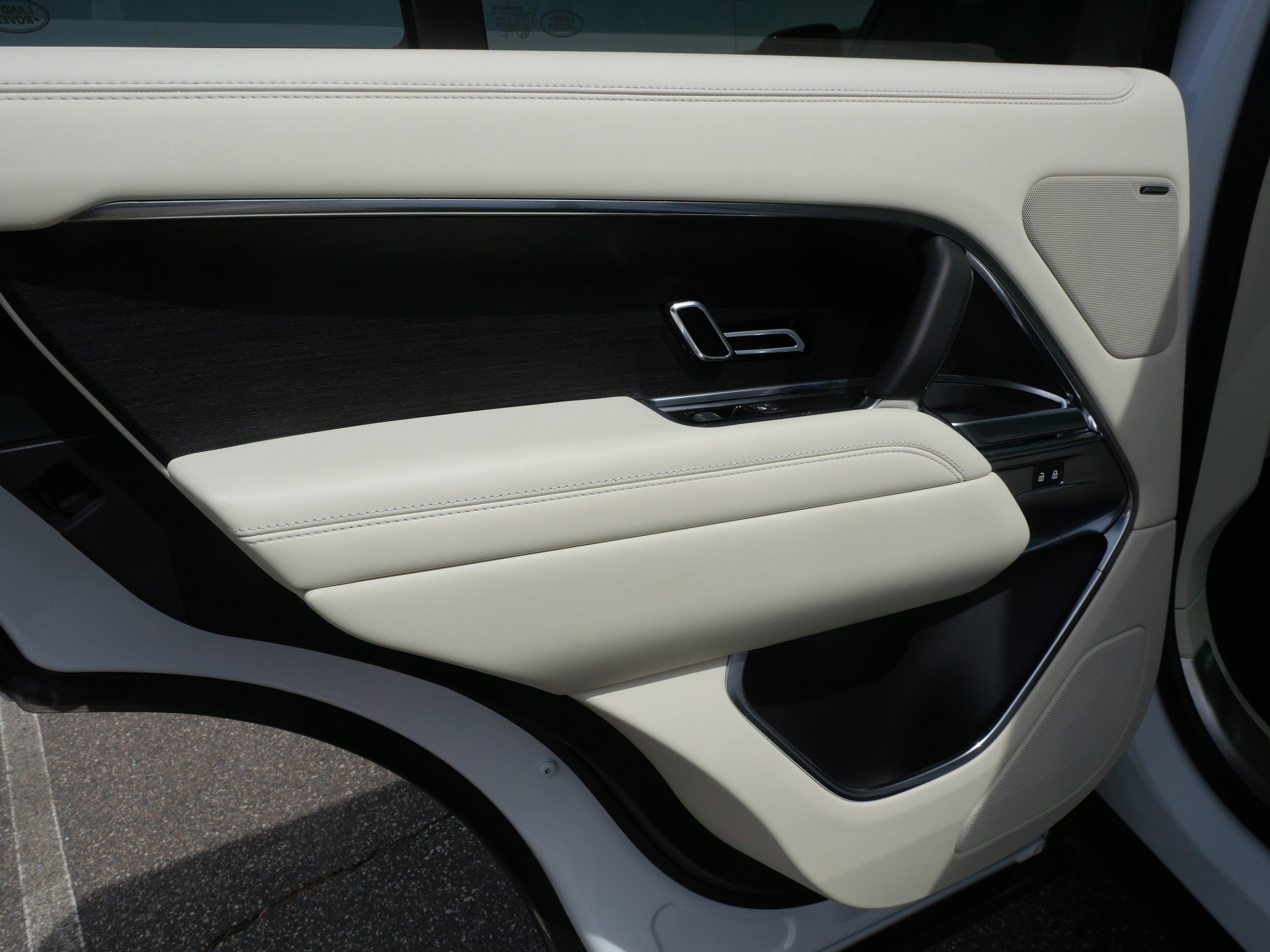 Used 2023 Fuji White Land Rover SE image 16