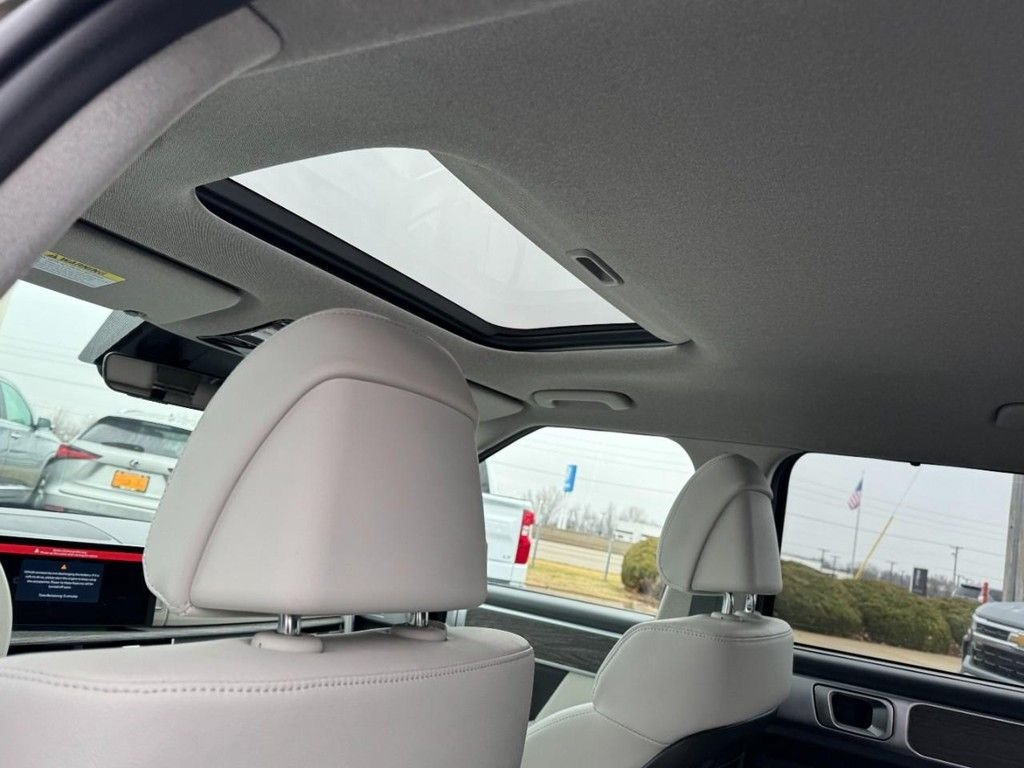 Used 2025 Green Hyundai Limited image 11