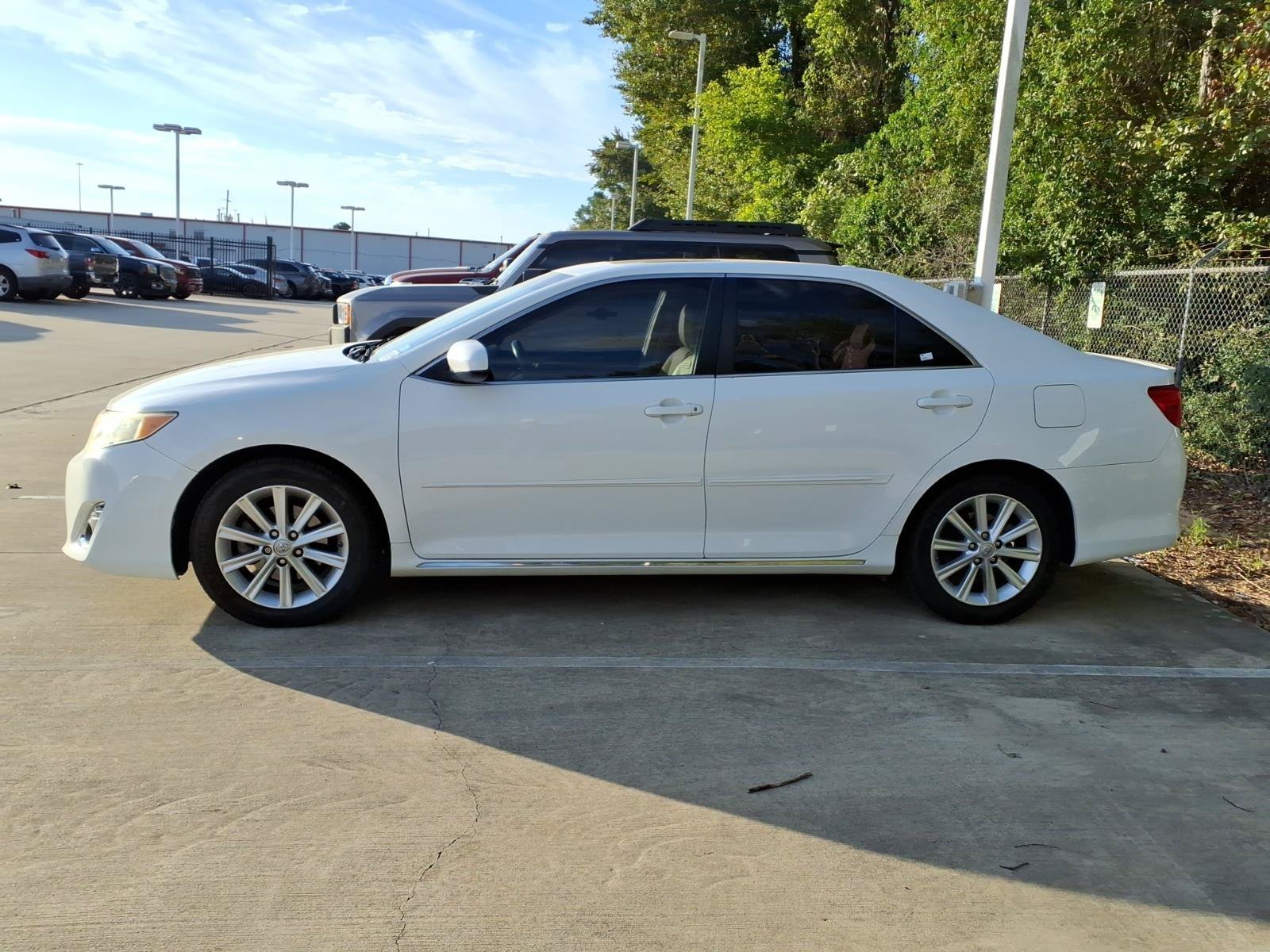 Used 2014 Super White Toyota XLE image 5