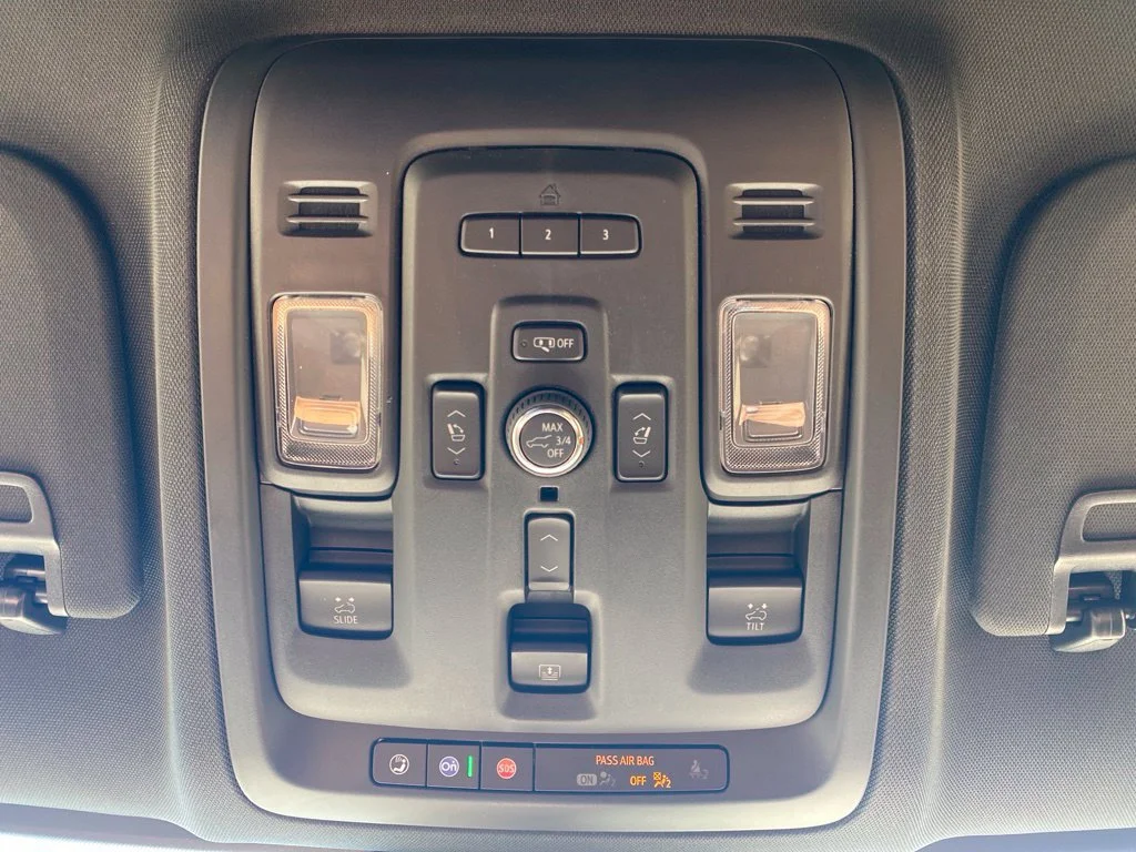 Used 2023 IRIDESCENT PEARL TRICOAT Chevrolet High Country image 27