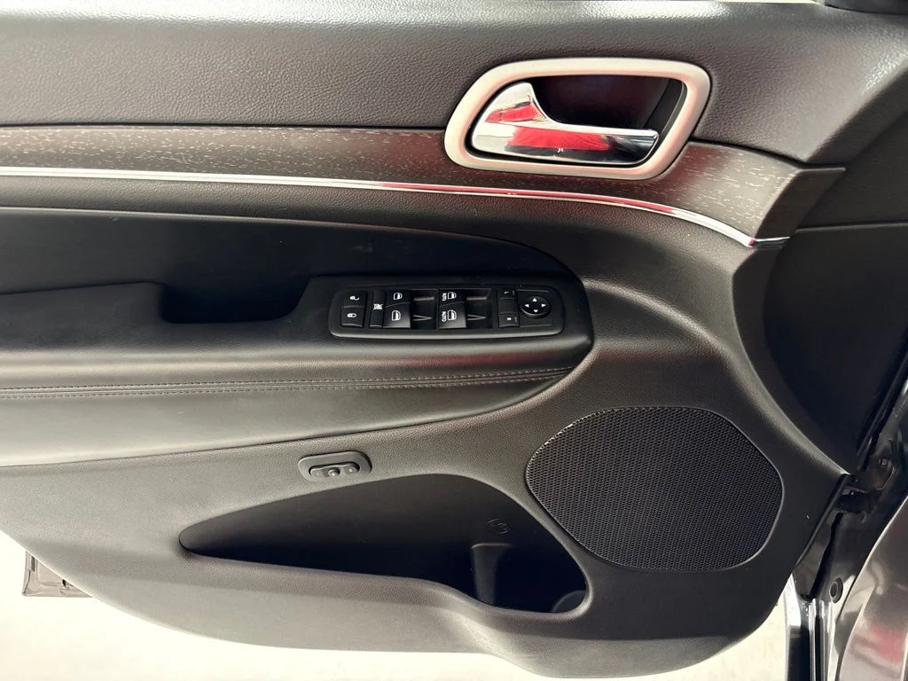 Used 2018 Gray Jeep Limited image 31