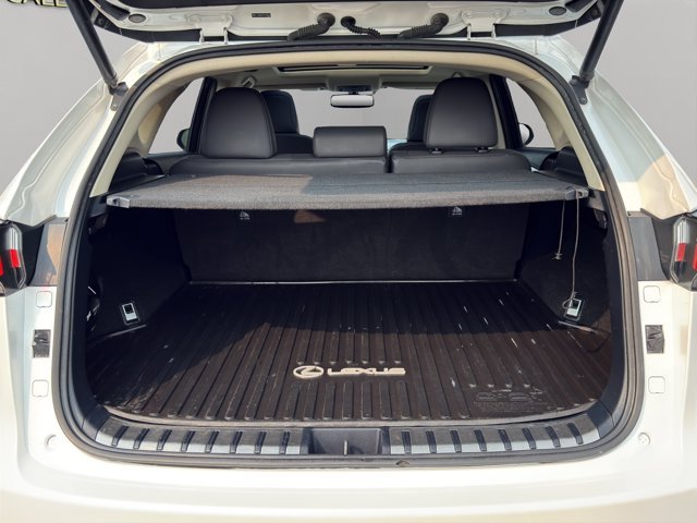 Used 2015 White Lexus  image 21