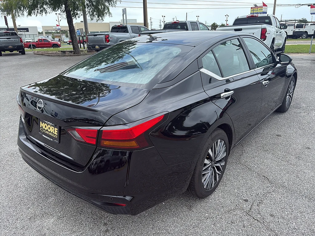 Used 2025 Super Black Nissan  image 5