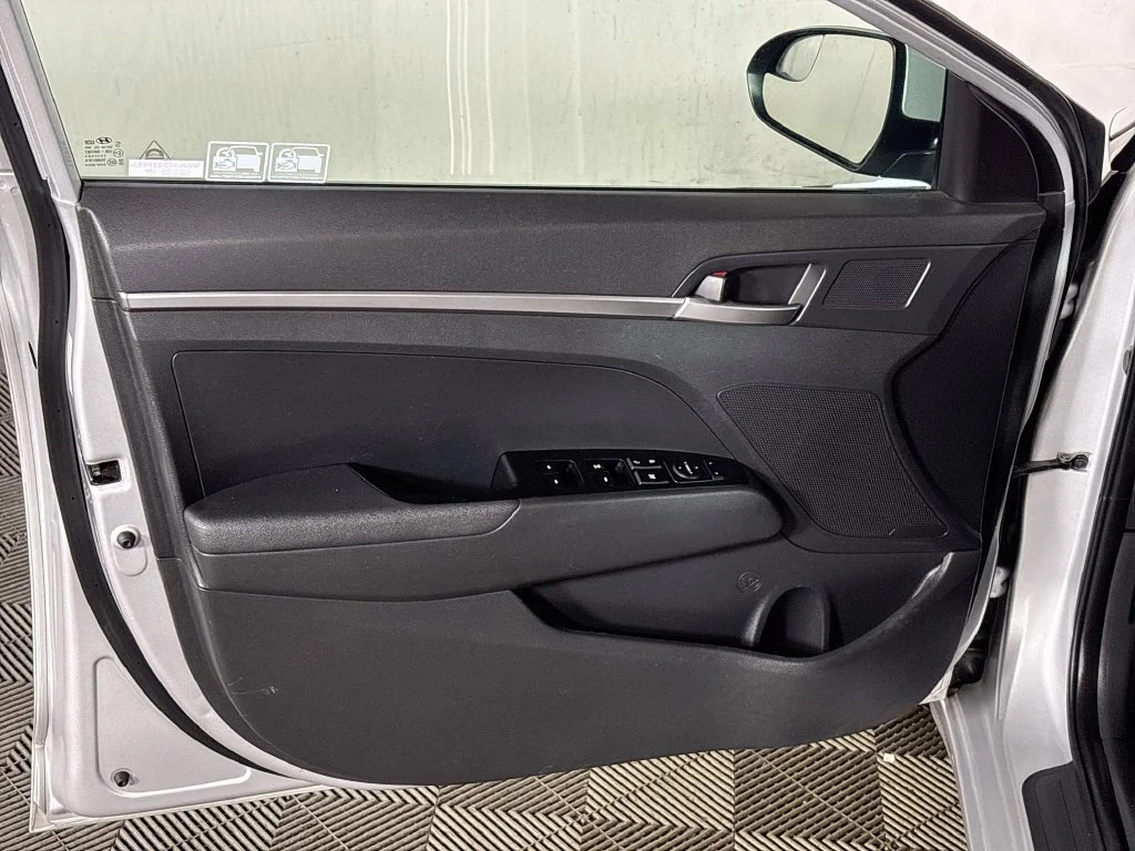 Used 2019 Silver Hyundai SE image 10