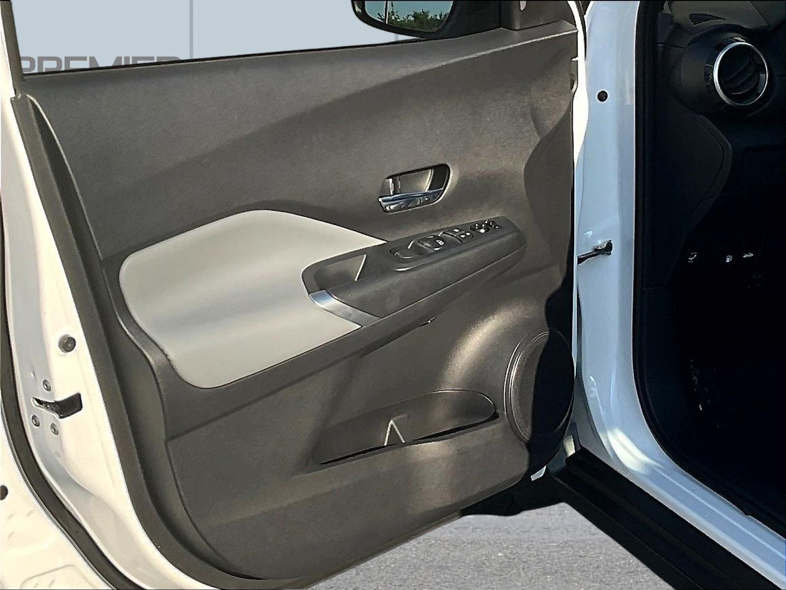 Used 2024 White Nissan SR image 22