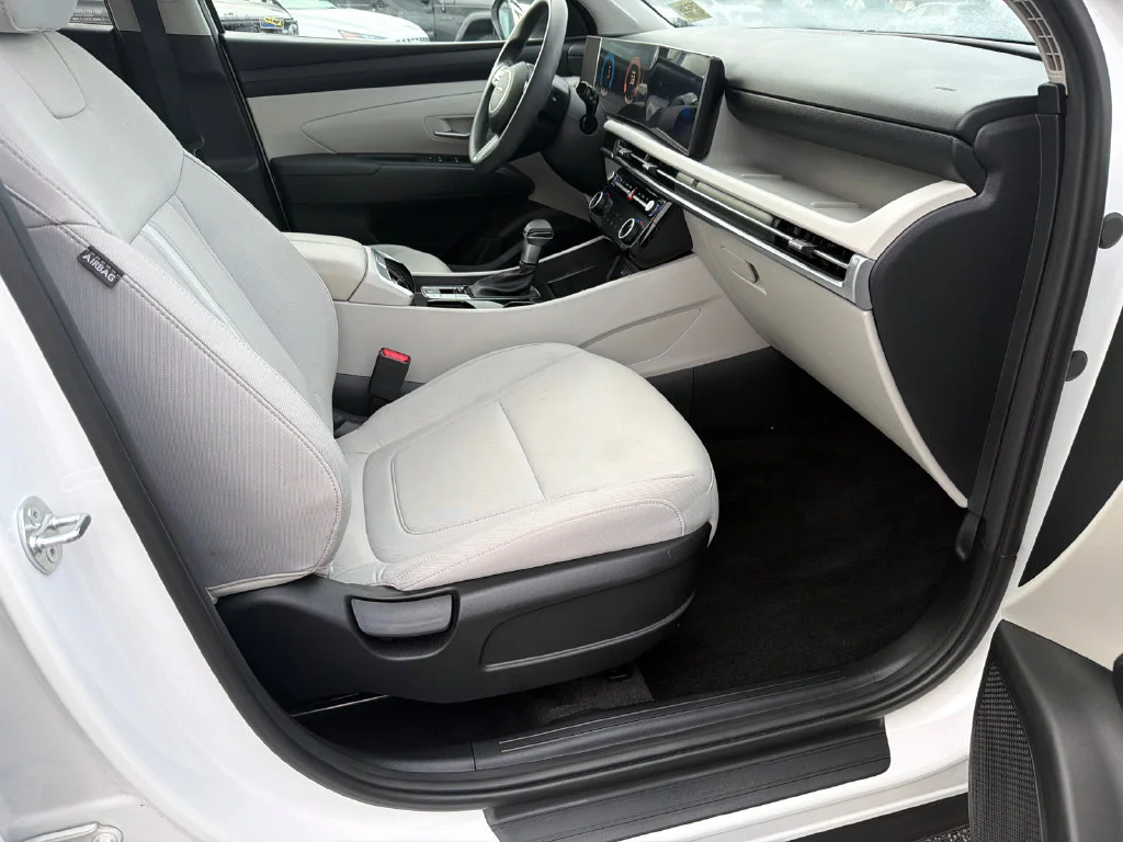 Used 2025 White Hyundai SEL image 13
