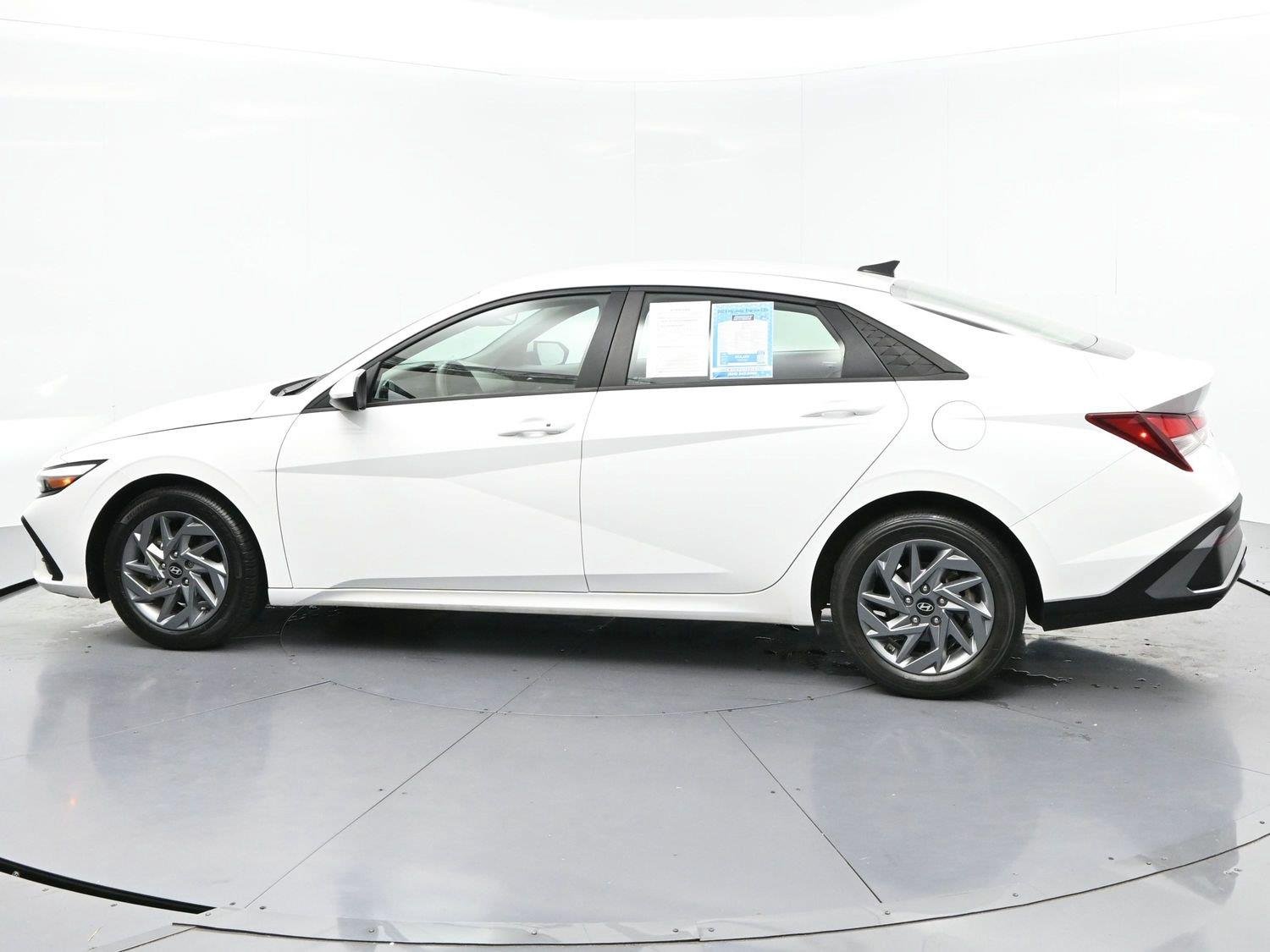 Used 2024 Serenity White Hyundai SEL image 5