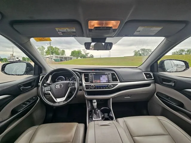 Used 2019  Toyota SE image 12