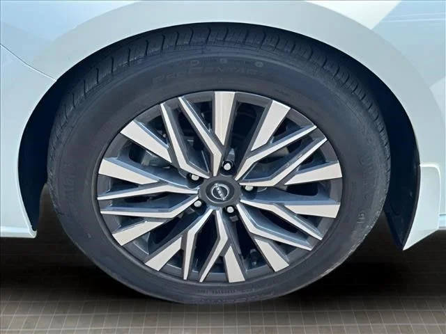 Used 2023 White Nissan 2.5 SV image 19