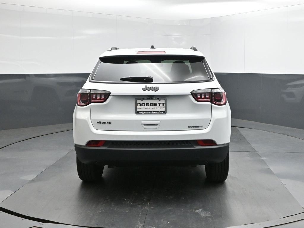 New 2026 Bright White Clear-Coat Exterior Paint Jeep Latitude image 8