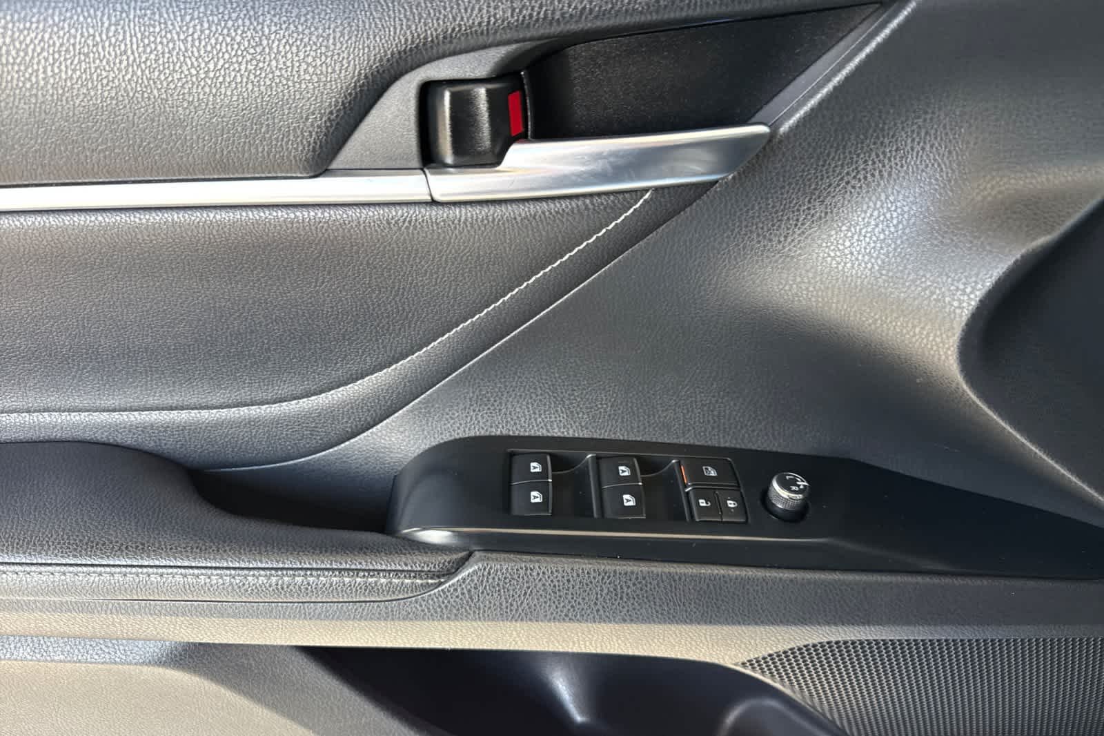 Used 2018 Blue Streak Metallic Toyota XSE image 4