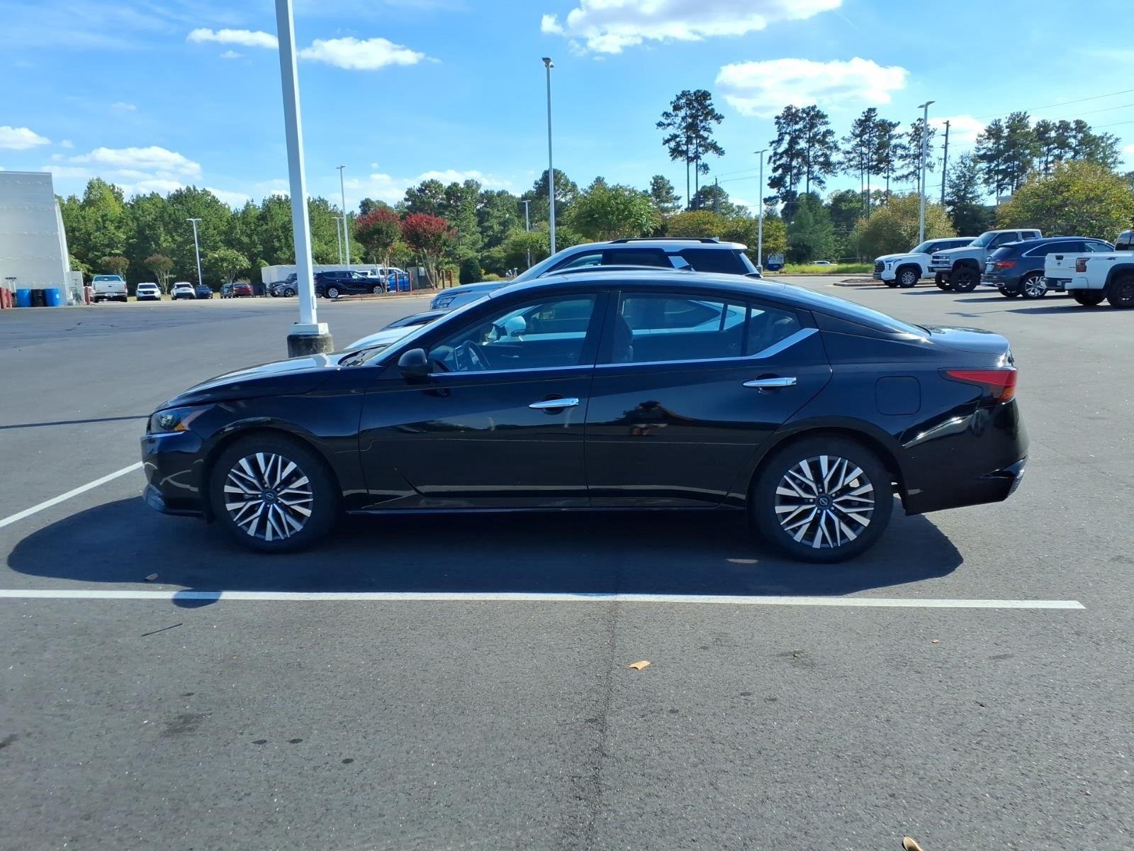 Used 2025 Super Black Nissan SV image 4