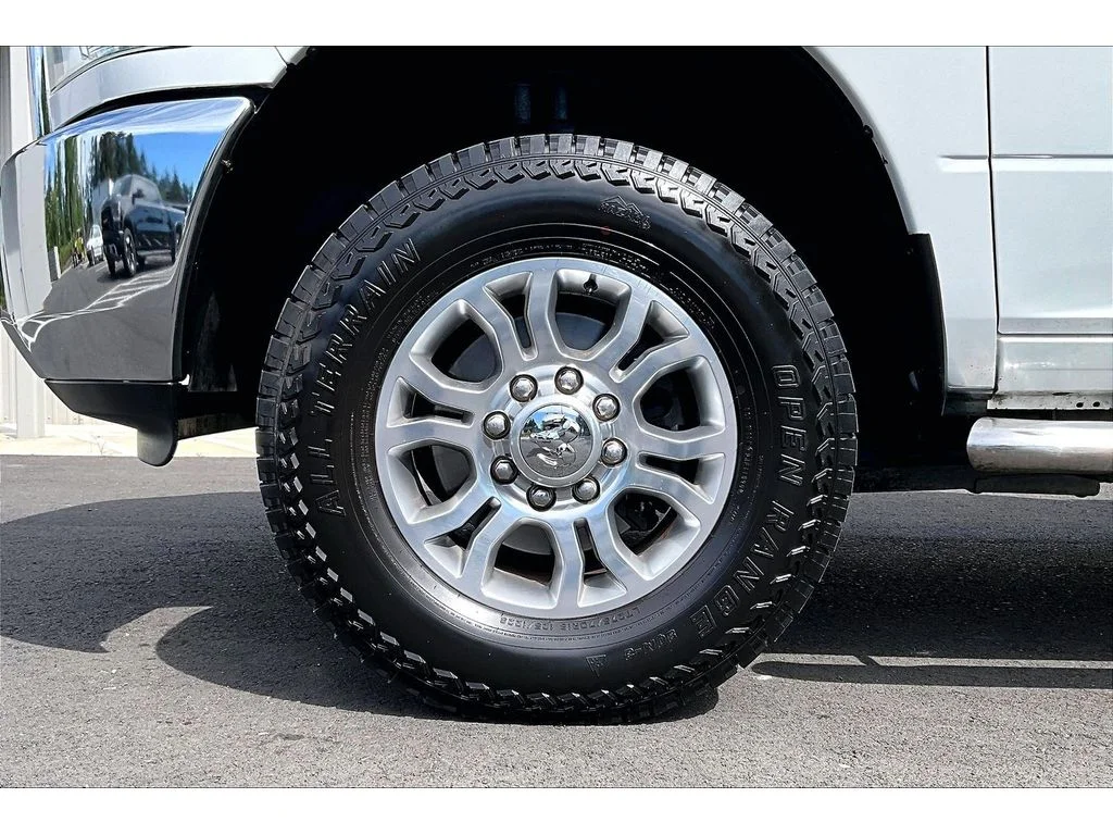 Used 2014  Ram SLT image 9