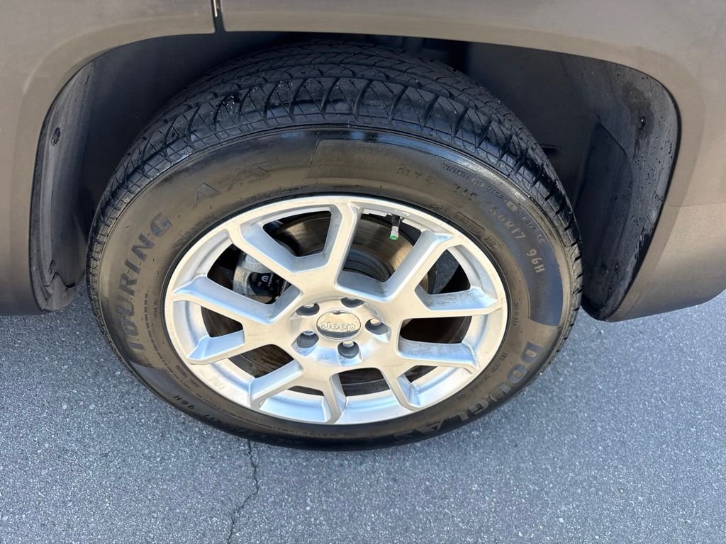 Used 2020 Silver Jeep Latitude image 5