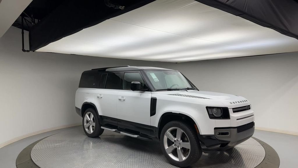 Used 2024 Fuji White Land Rover X-Dynamic SE image 2
