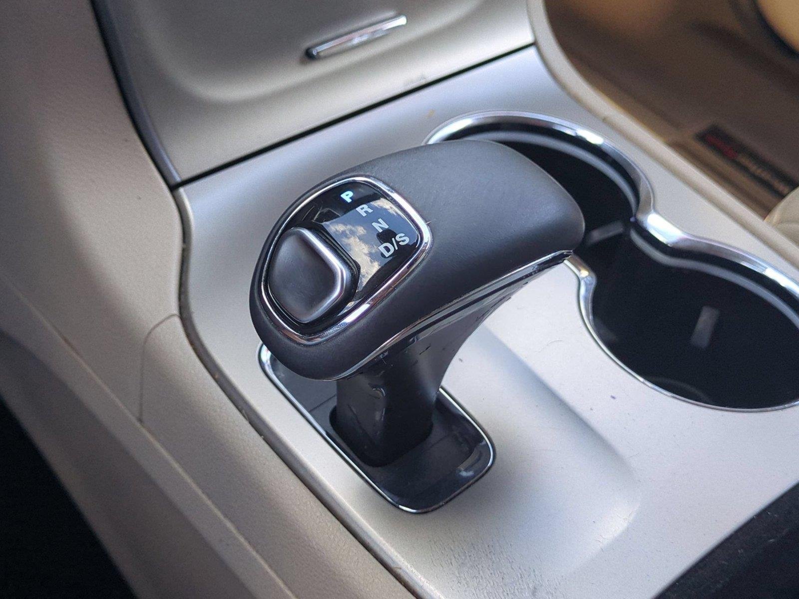 Used 2015 Bright White Clearcoat Jeep Limited image 28