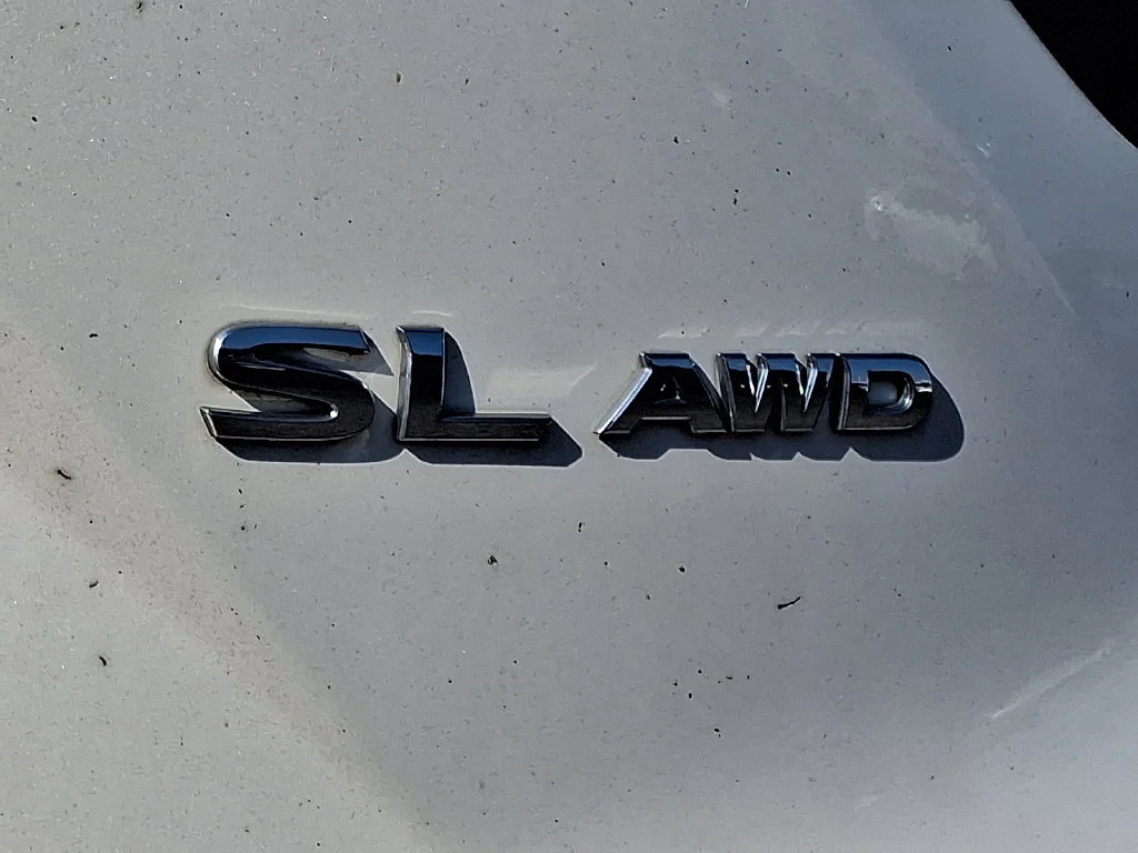 Used 2018 White Nissan SL image 10