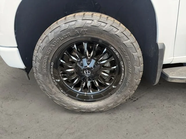Used 2022 White Chevrolet RST image 9