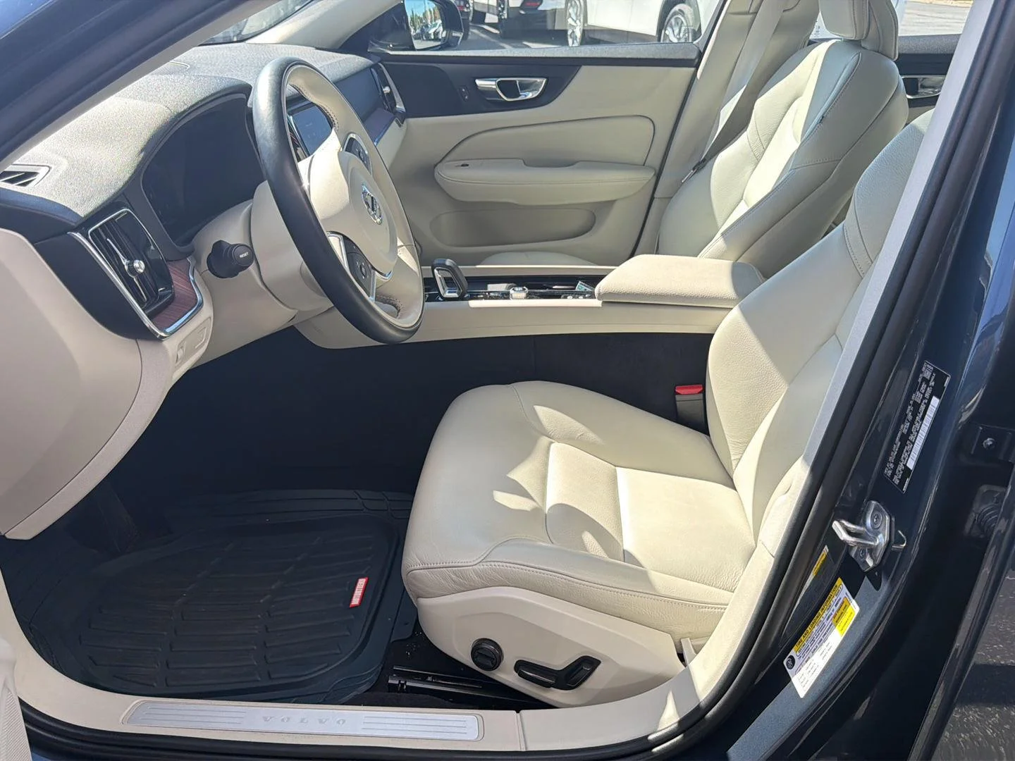Used 2022 Denim Blue Metallic Volvo Momentum image 5