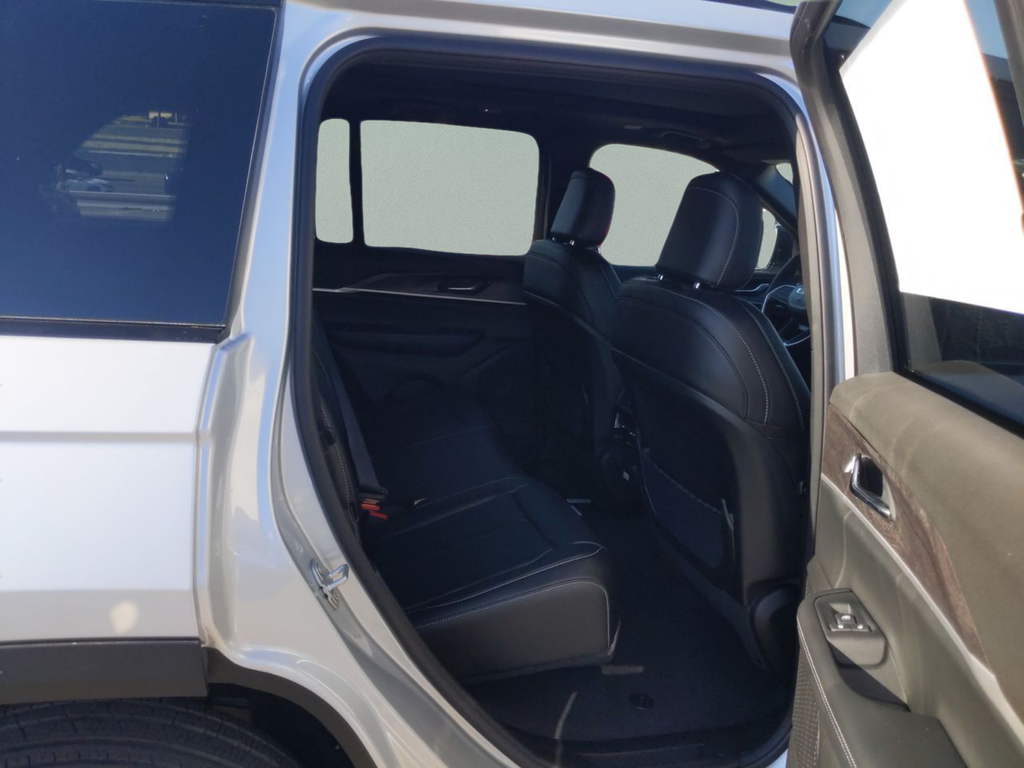 New 2025 Silver Zynith Exterior Paint Jeep Limited image 27