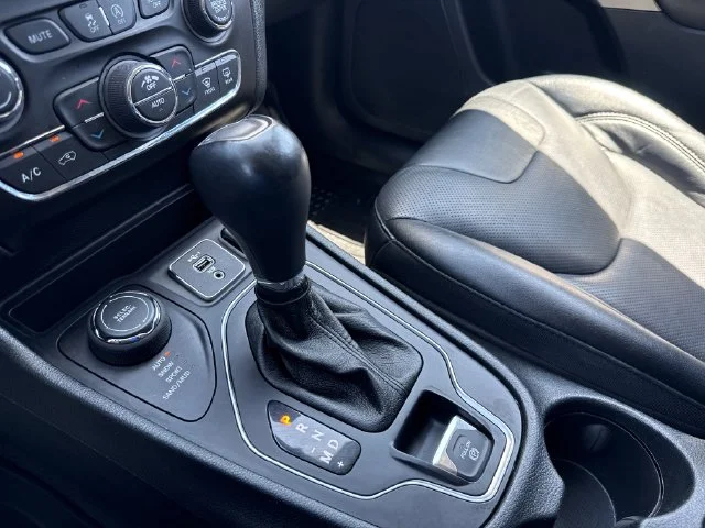 Used 2022 White Jeep Latitude Lux image 24