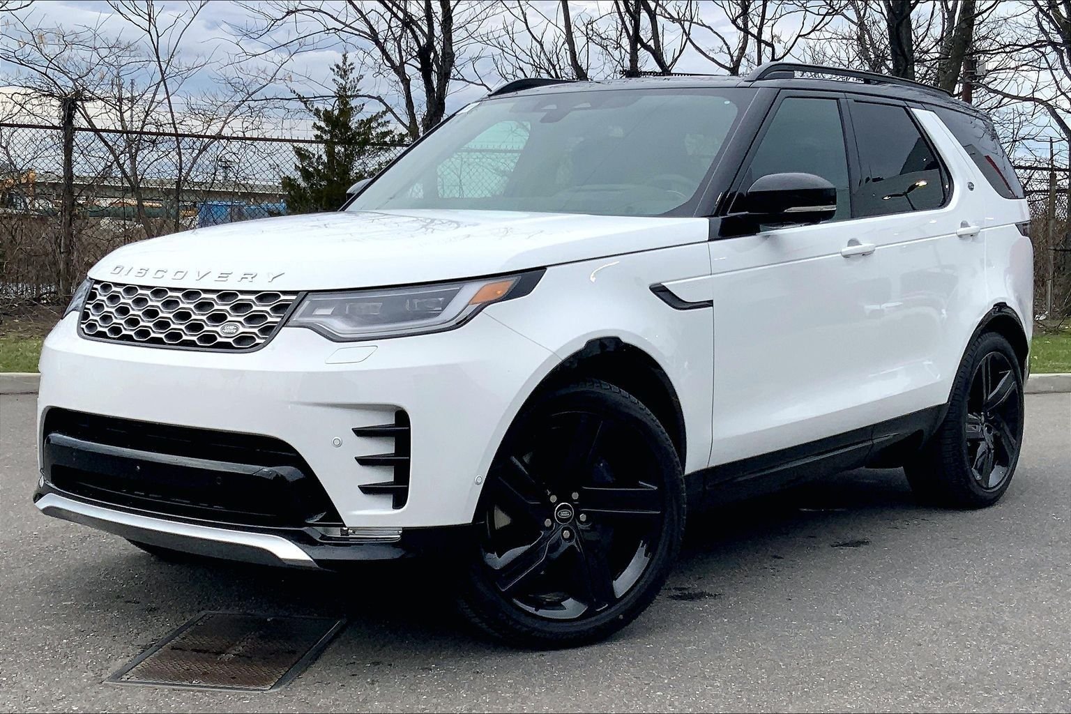 2026 Land Rover Discovery P360 Gemini Edition's photo