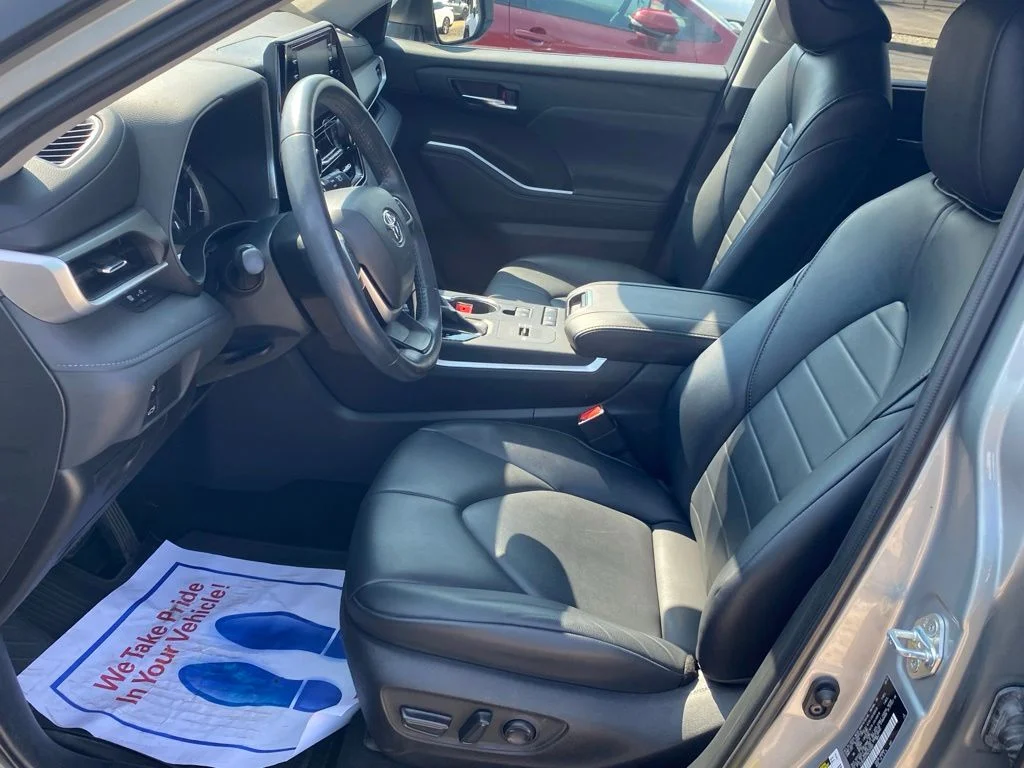 Used 2022 Silver Toyota XLE image 6