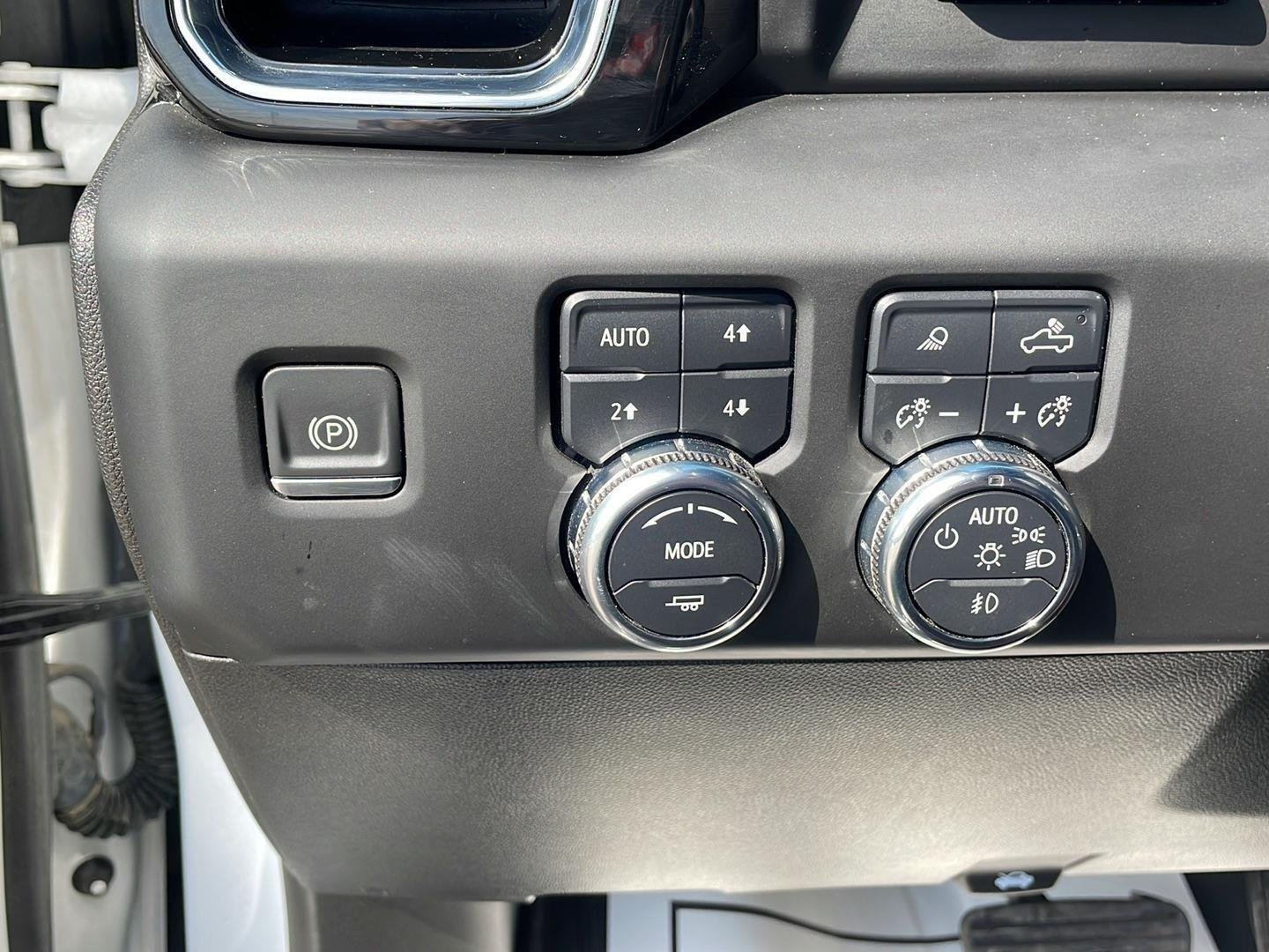 Used 2023 White Frost Tricoat GMC Denali Ultimate image 17