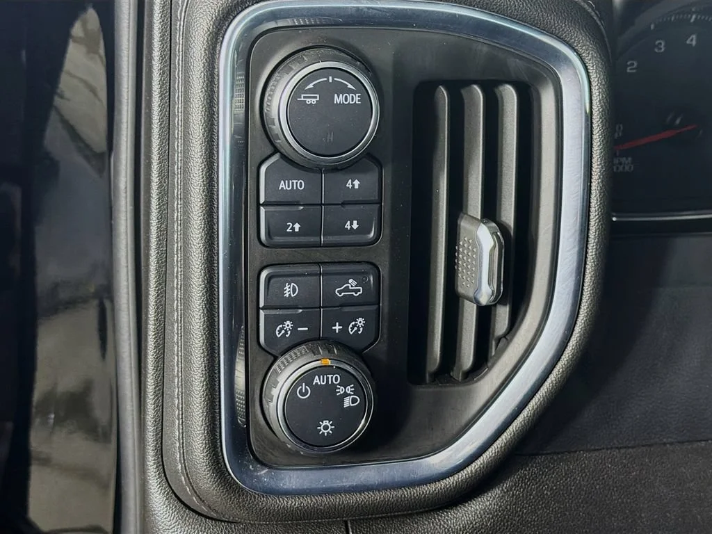 Used 2021 BLACK Chevrolet RST image 11