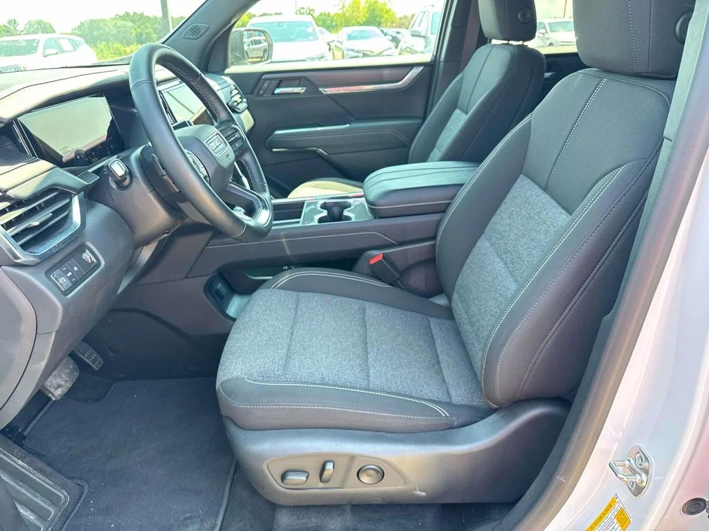 Used 2025 White GMC Elevation image 25