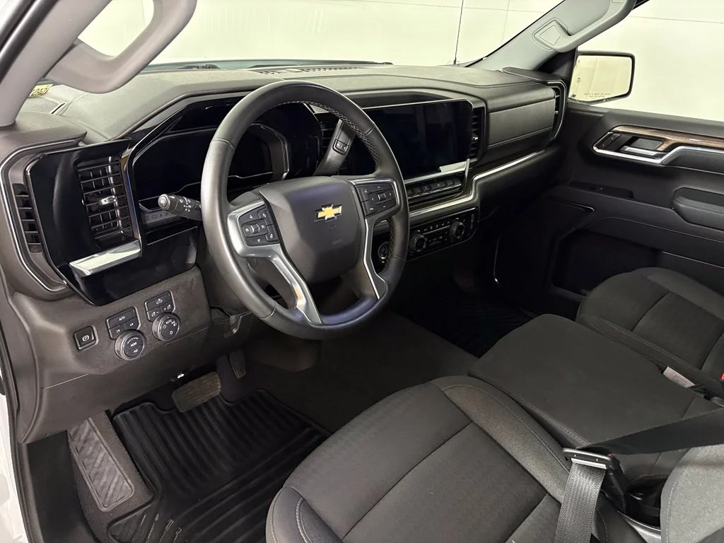 Used 2023 White Chevrolet LT image 17