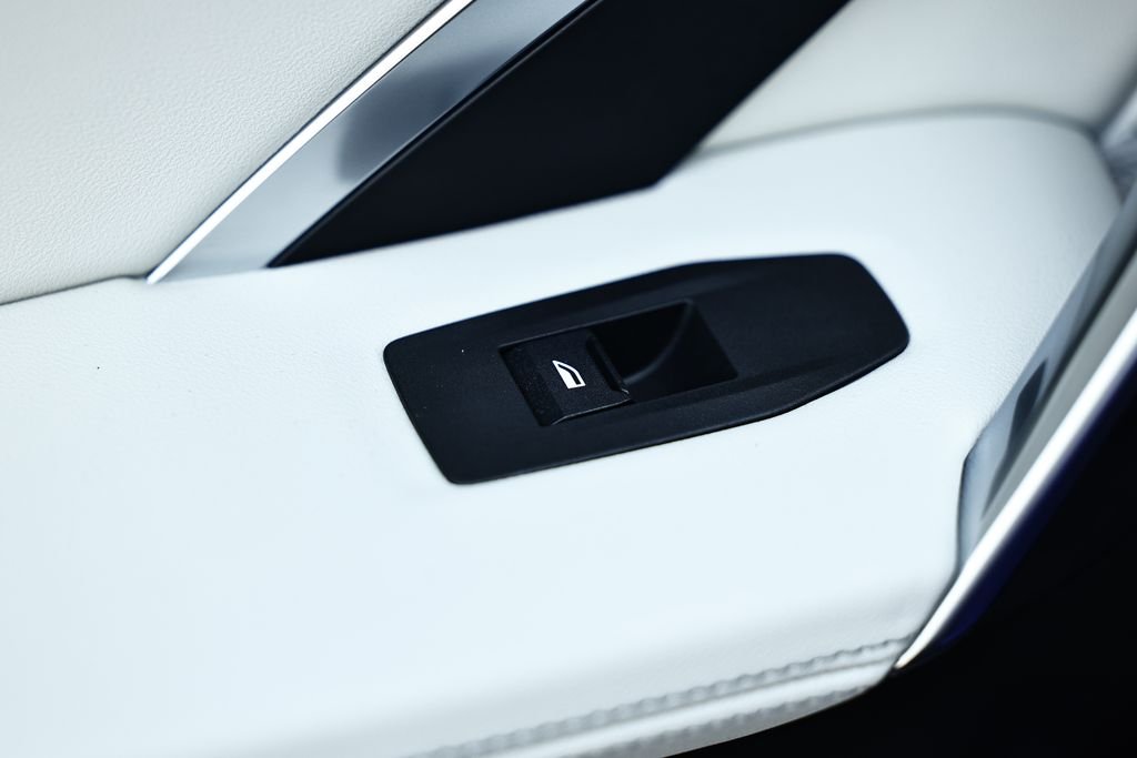 New 2027 C31 BMW xDrive28i image 21